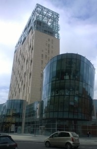 LA TORRE PANORAMICA Skyline 18 si trova nel cuore di Brescia ed è composta da 18 piani in vetro, pietra e acciaio.