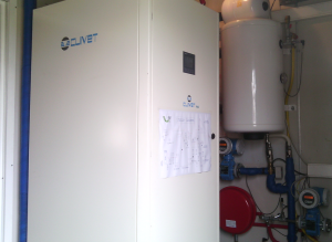 La pompa di calore installata ha una potenza termica nominale (B0/W45) di 5,94 kW, potenza assorbita totale di 1,85 kW, COP di 3,16, potenza frigorifera nominale (B35/W7) di 6,69 kW, potenza assorbita totale di 1,75 kW ed EER di 3,83.