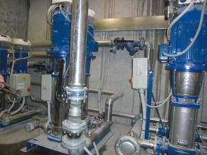 AL LIVELLO -2 dell’edificio sono stati adibiti due locali pompe per ospitare i sistemi di pompaggio Lowara FHS, elettropompe centrifughe dotate di inverter e motore normalizzato, che alimentano l’area residenziale e l’area commerciale. 