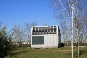 IL PROTOTIPO. La tecnologia Energy Skin è stata applicata in un padiglione sperimentale situato nei pressi dell'Environment Park, a Torino. L'energia necessaria al funzionamento è prodotta mediante moduli fotovoltaici situati sulla copertura, che svolgono anche il ruolo di frangisole proteggendo lo spazio interno dal surriscaldamento estivo.