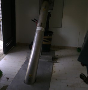 FILTRAZIONE MECCANICA. La prima fase del trattamento dei reflui consiste in un dispositivo di filtrazione, in questo caso grigliatura con filtro a coclea, che ha lo scopo di trattenere eventuali corpi estranei.