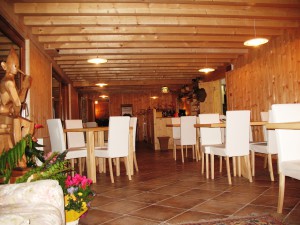 La struttura è realizzata interamente in legno massiccio e dotata di 4 camere con ampi bagni, un ristorante vegetariano vegano, un bar, sauna e sala lettura.