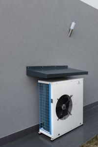 LA POMPA DI CALORE esterna aria-acqua per la produzione di acqua calda sanitaria, riscaldamento e raffrescamento.