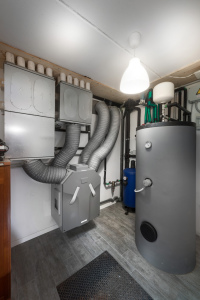 IL LOCALE TECNICO situato nel piano interrato dove convergono gli impianti elettrici e termici: accumulo di 500 litri per l’acqua calda sanitaria, collettori e testine della pompa di calore esterna, sistema di ventilazione meccanica.