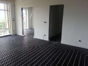 PAVIMENTI RADIANTI. La preesistente caldaia a pellett (28 kW) è stata mantenuta in funzione: alimenta i circuiti dell'impianto a termosifoni (piani inferiori) e quelli del pavimento radiante (ultimo piano).