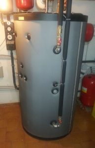 ACQUA CALDA DAL SOLE. La produzione di acqua calda sanitaria è affidata a 4 pannelli solari termici collegati a un serbatoio d'accumulo da 800 l, che assicurano un'abbondante riserva per i periodi di scarso irraggiamento.