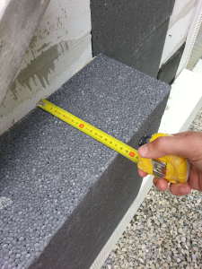 18 CM DI CAPPOTTO. Lungo il fronte nord, che non riceve mai luce poiché addossato alla collina, è stato posato uno spesso cappotto in eps additivato con grafite, prestando particolare attenzione ai ponti termici.