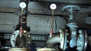 CHIUDERE IL CICLO. Oltre alle 2 pompe di presa (portata circa 7 l/s; prevalenza circa 3,14 bar) e ai filtri, a valle della pompa di calore sarà realizzato un pozzo di resa per restituire alla falda l'acqua utilizzata.