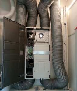 VENTILAZIONE MECCANICA. L'impianto preposto al ricambio igienico dell'aria è dotato di scambiatore di calore in controcorrente ad alta efficienza (92÷95%%), che riduce le perdite di calore e garantisce un elevato comfort interno.