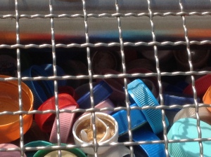 I TAPPI DI PLASTICA RICICLATI, per forma e materiale, sono perfetti come “case” per i batteri che “si mangiano lo sporco”.