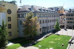 IL CENTRO PARROCCHIALE è allacciato alla centrale termica in modo da creare una minirete di teleriscaldamento.