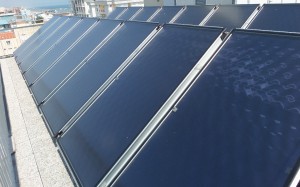 I COLLETTORI SOLARI vetrati piani e ad alto rendimento prescelti hanno una potenza di picco di 1824 W e sono caratterizzati da trattamento antisalino per la vicinanza al mare.