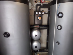 I DUE ACCUMULI da 500 l monoserpentini in preriscaldo, posti in parallelo e a integrazione dei 1000 litri già esistenti.