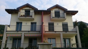 LE DUE VILLETTE A SCHIERA, ubicate nel comune di Pusiano (LC), sono perfettamente identiche: stesse fondamenta, stesse mura, stessa società costruttrice ma impianti differenti.