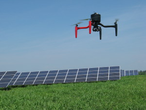 ISPEZIONI AEREE. I droni danno la possibilità di controllare l’efficienza energetica degli impianti fotovoltaici, elettrici e degli edifici. (foto REMOTEFLY - PADOVA)