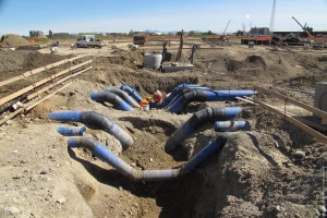 Operai al lavoro sulle tubazioni nei pressi del tracciato del decumano (maggio 2013)