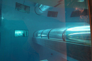 Un dettaglio della piscina Y-40, corridoio sommerso dalla reception agli spogliatoi.