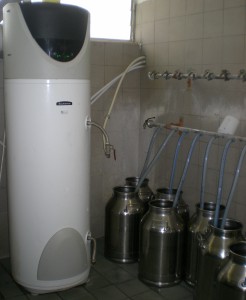 LO SCALDACQUA a pompa di calore Nuos 250 di Ariston con gruppo di sicurezza omologato installato in azienda, a cui è stato abbinato un accumulo di 200 l inerziale.