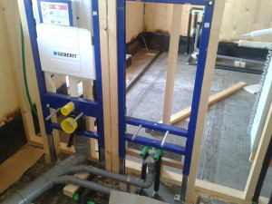 È stato necessario fissare, sotto il pavimento e all'interno delle pareti, le tubazioni sia verticali che orizzontali tramite viti e staffe adeguate.