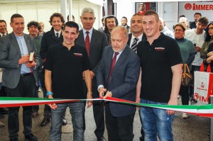Il taglio del nastro con i titolari di Spidergas Stefano Guzzinati e Stefano Sarasini, il Sindaco di Ferrara Tiziano Tagliani, il Presidente di Assotermica Alberto Montanini e il Direttore Marketing Operativo & Comunicazione di Immergas Ettore Bergamaschi