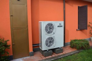 La pompa di calore Aermec SRA da 14 kW alimenta un boiler da 500 l installato all’interno della casa.