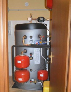 IL TERMOACCUMULO scalda i tradizionali termosifoni in alluminio, portando la temperatura dell’acqua tra i 50 e i 55 °C, e fornisce l’acqua calda sanitaria.