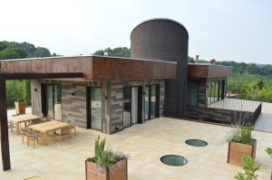 L’EDIFICIO RESIDENZIALE unifamiliare di nuova costruzione realizzato a Bra all’interno del quale sono stati installati più impianti tecnici che provvedono a rispondere alle funzioni di riscaldamento, raffrescamento, ventilazione meccanica controllata e produzione di acqua calda sanitaria.