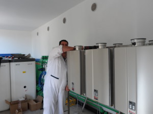 L’INSTALLATORE Paolo Barbato durante la fase di posa dei moduli Modus Infinity.