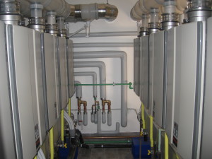 IL NUOVO IMPIANTO. Vista laterale dei moduli Rinnai Modus Infinity e dei tubi che collegano gli accumuli agli scaldacqua.