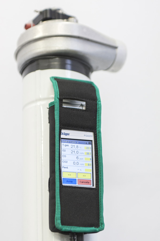 UNA PRATICA CUSTODIA permette di proteggere l'analizzatore: per fissarlo a tubazioni e caldaie, è sufficiente tenere sollevata la copertura a strappo.