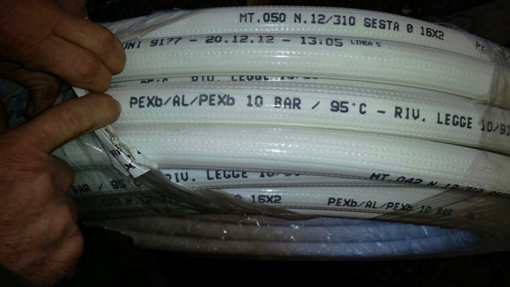 MATERIALI. Una tubazione multistrato PEX.