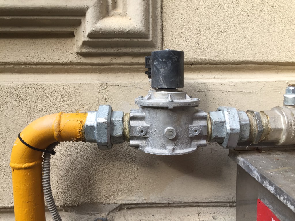 L’ELETTROVALVOLA. Una valvola automatica del tipo normalmente chiuso installata sulla tubazione di adduzione del gas.