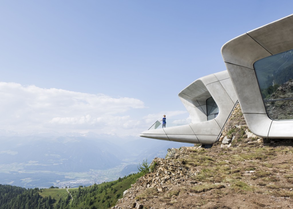 DALLA TERRAZZA PANORAMICA che conclude il percorso museale i visitatori del MMM Plan de Corones possono ammirare il suggestivo panorama montano che ha ispirato le imprese di Reinhold Messner fin dalla tenera età. - FOTO CORTESIA WERNER HUTHMACHER-