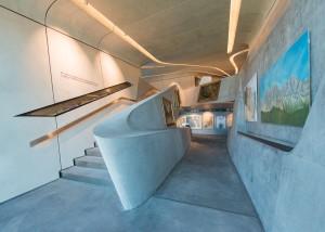 GLI AMBIENTI INTERNI sono caratterizzati da spazi fluidi e continui, percorrendo i quali i visitatori possono ammirare reperti, citazioni e opere d'arte che descrivono l'evoluzione dell'alpinismo negli ultimi 250 anni. - FOTO CORTESIA WISTHALER HARALD K.G. & Co. - S.a.s. & C. -