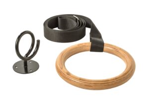 Gli anelli e la barra sono predisposti per l’attacco al soffitto tramite cinghie collegate a un dispositivo di sicurezza, offrendo diversi utilizzi: invitano ad appoggiarsi, trasmettono sicurezza, si sintonizzano con i movimenti del corpo, conferiscono una gioiosa nota di leggerezza