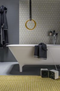 Gambol di Ever By Thermomat identifica un attrezzo ginnico decontestualizzato e accolto nell’ambiente bagno come sostegno e supporto, ma anche come inusuale accessorio portasalviette