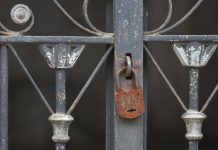 Cancello chiuso e uso dell’area comune