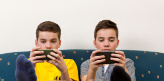 Smartphone, impatto sulla salute mentale e psicoemotiva dei giovani