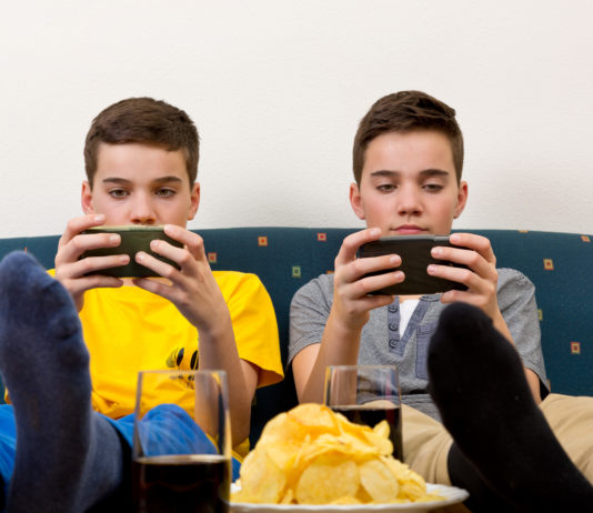 Smartphone, impatto sulla salute mentale e psicoemotiva dei giovani