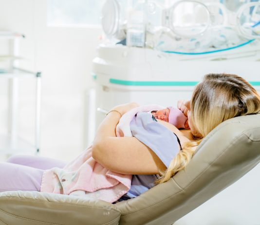 Kangaroo Care: una terapia per neonato e genitori