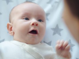 Come e quando i neonati percepiscono e si muovono a tempo di musica