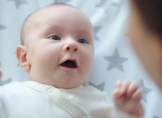 Come e quando i neonati percepiscono e si muovono a tempo di musica