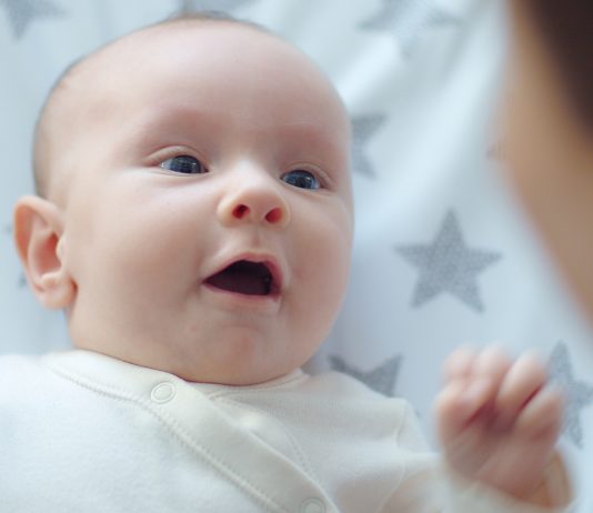 Come e quando i neonati percepiscono e si muovono a tempo di musica