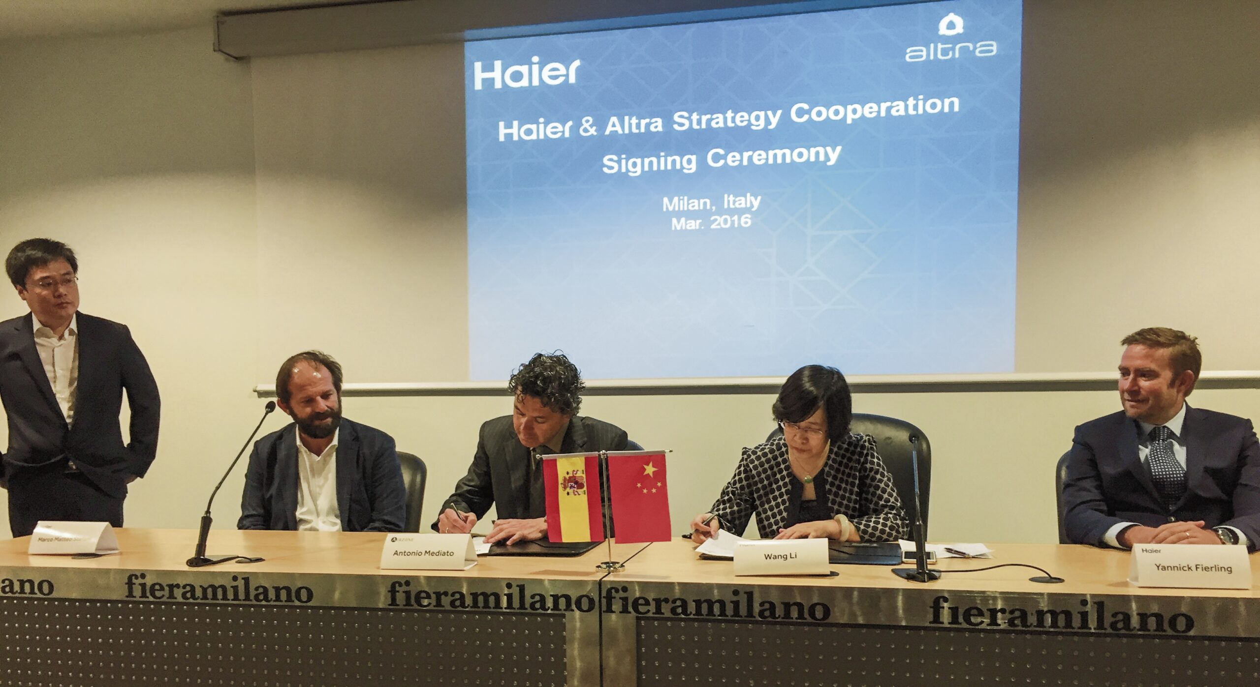 Haier AC e Altra Corporacion (Airzone) hanno siglato un accordo per lo sviluppo di una interfaccia di comunicazione per la totale integrazione tra i sistemi di regolazione Airzone e le macchine ad espansione diretta Haier. 