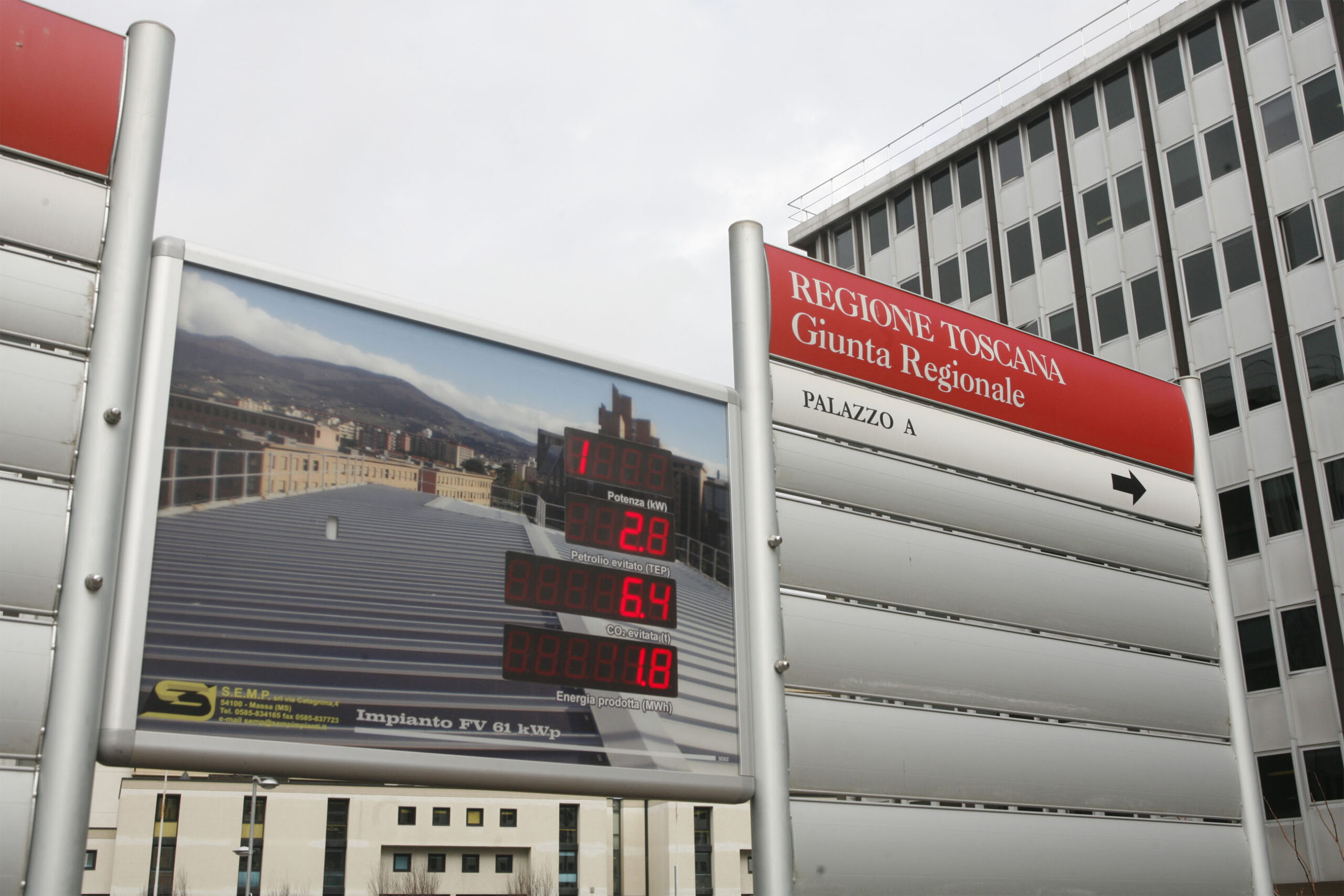pannelli per risparmio energetico sui palazzi della Regione Toscana a Novoli foto Torrini Fotogiornalismo