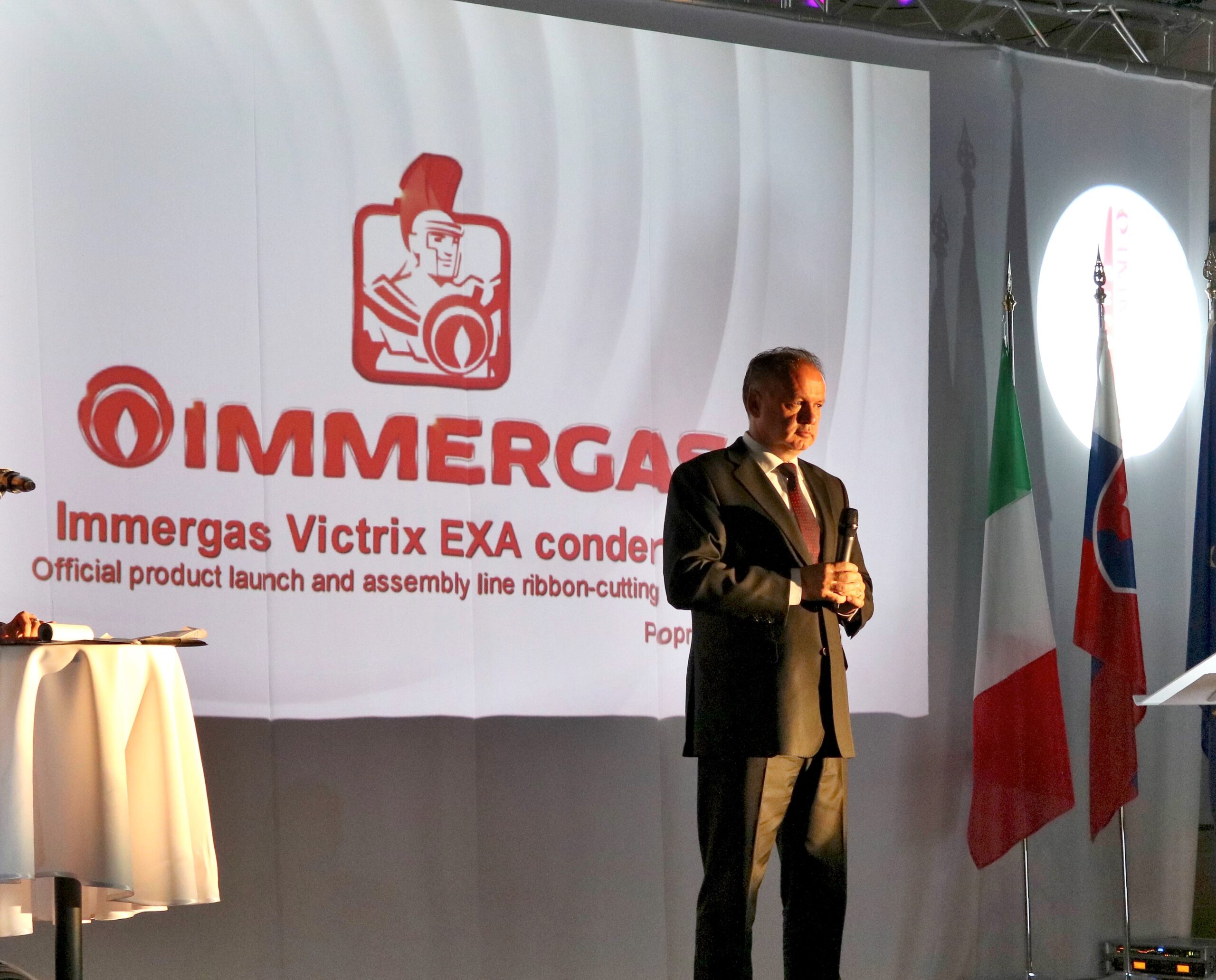 Il Presidente della Repubblica Slovacca e Presidente del semestre della Commissione Europea Andrej Kiska (nella foto) e il neo Presidente Immergas, Alfredo Amadei, hanno inaugurato ufficialmente la linea di produzione delle nuove caldaie Victrix Exa nello stabilimento di Poprad.