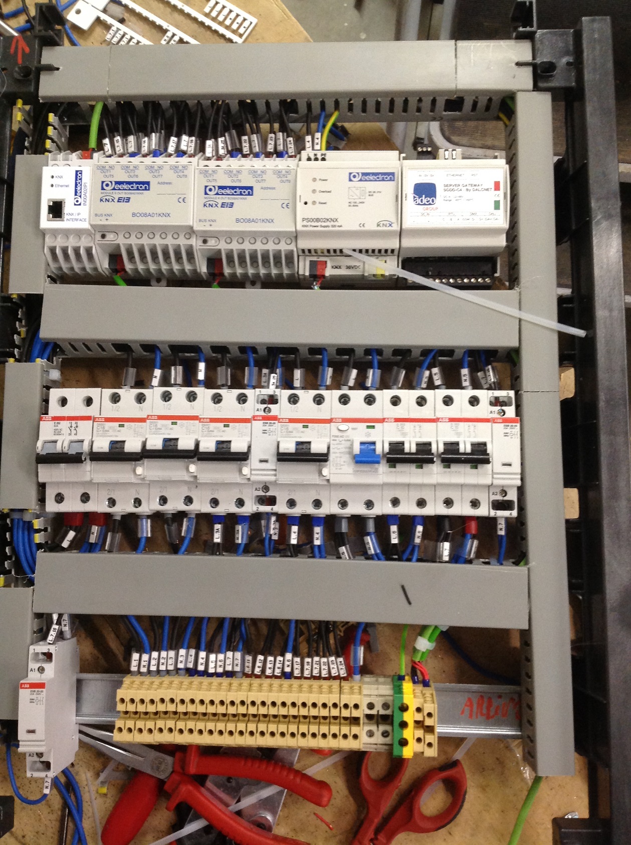 Rispetto al progetto, l’impianto aveva maggiori esigenze di spazio, come il quadro elettrico più grande e uno spazio dell’ufficio da riservare agli apparati tecnologici.