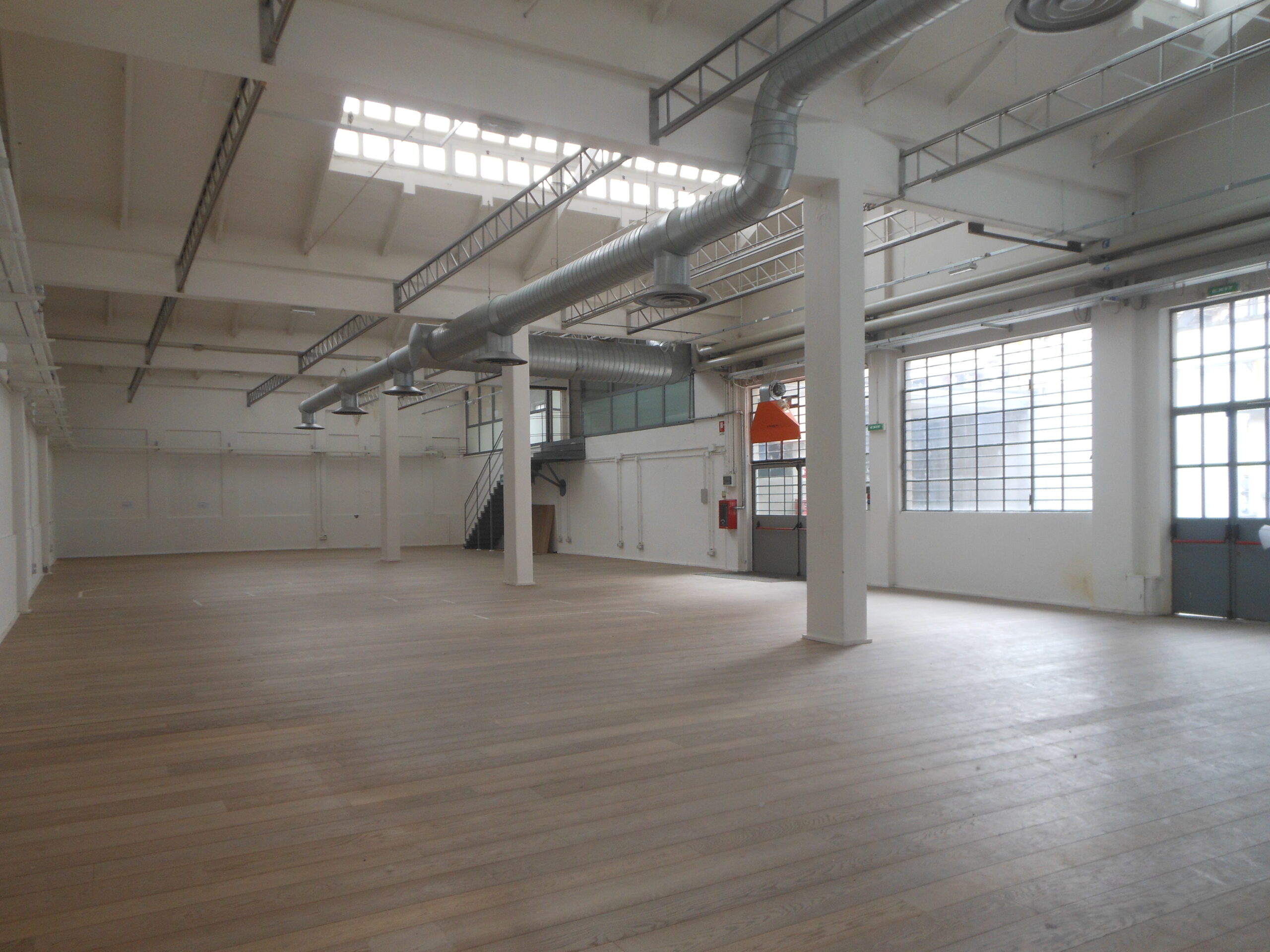 Il capannone destinato alla showroom prima dell’intervento.