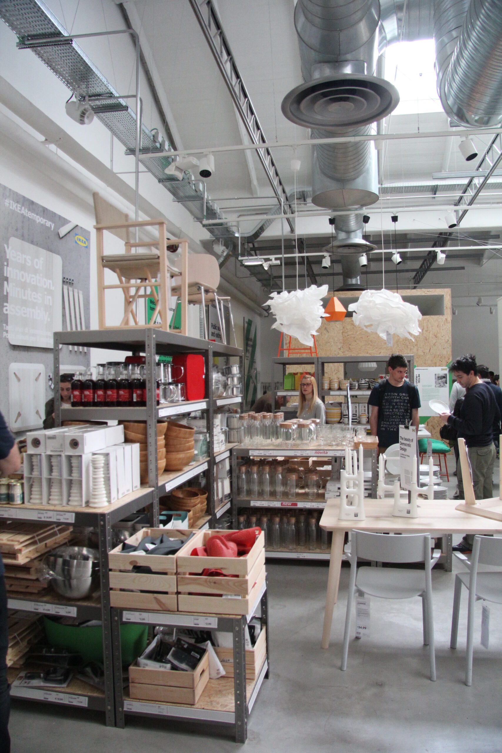 La zona showroom con i canali spiroidali e gli anemostati per la diffusione dell’aria a coni concentrici.