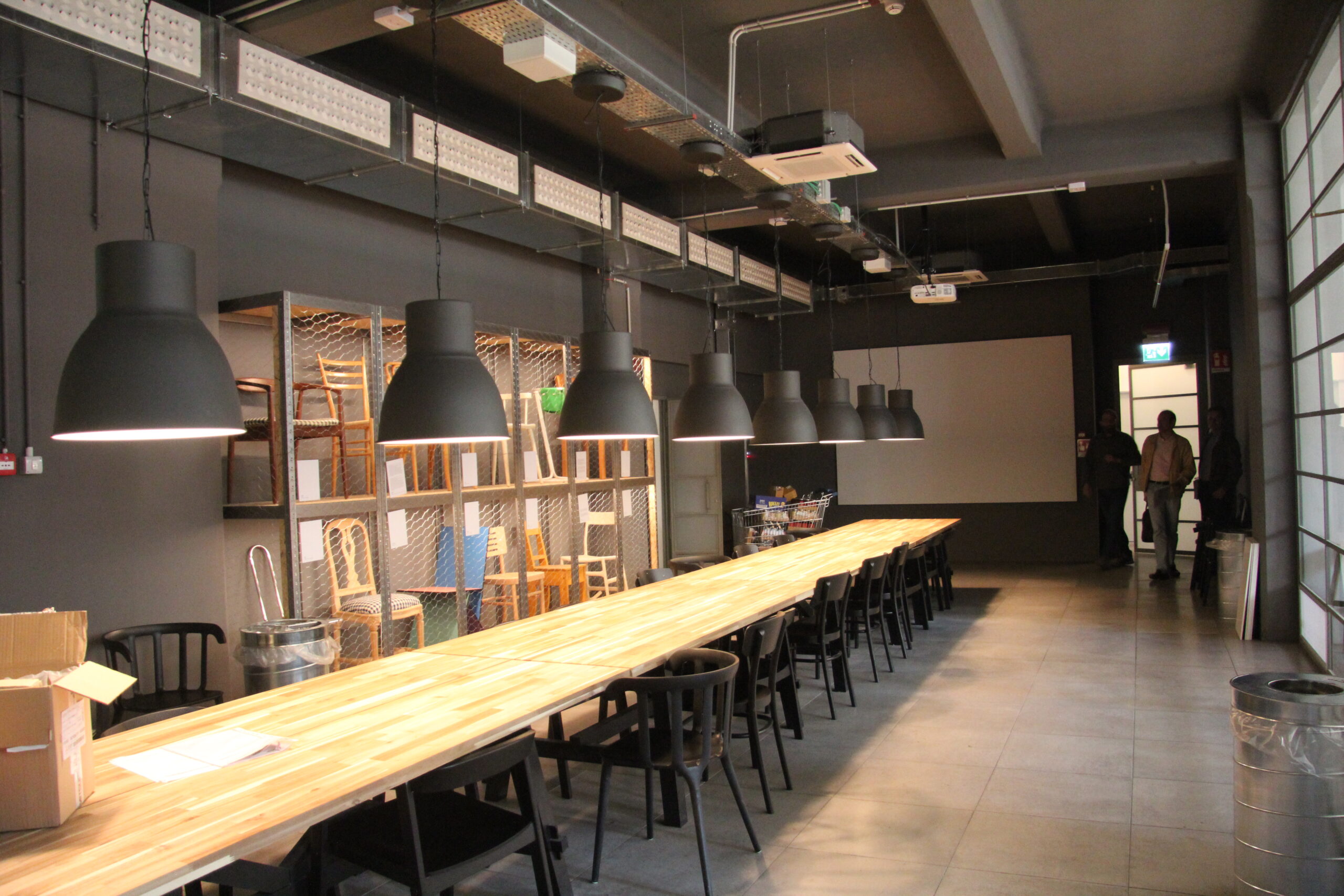 Per le zone show-cooking e workshop del Food Lab al piano seminterrato sono state adottate unità VRF del tipo Cassette installate a vista, con canali dell’aria a sezione rettangolare.